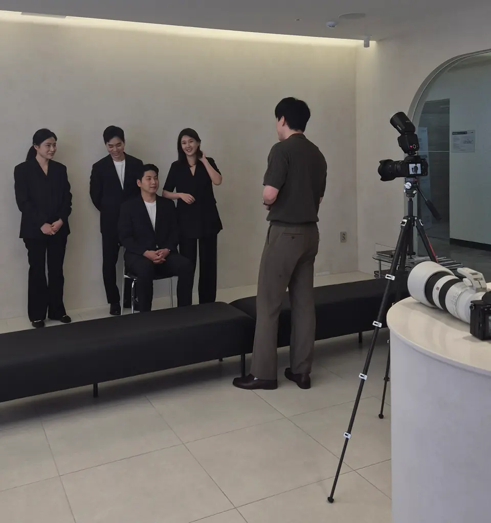 하마기획 사진작가가 고객사 병원 로비에서 직원 프로필 사진을 촬영하는 모습