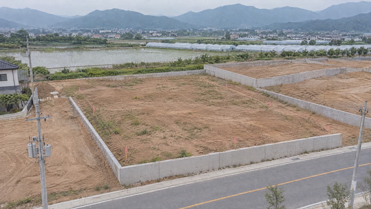 공터 단계의 주택 공사 현장