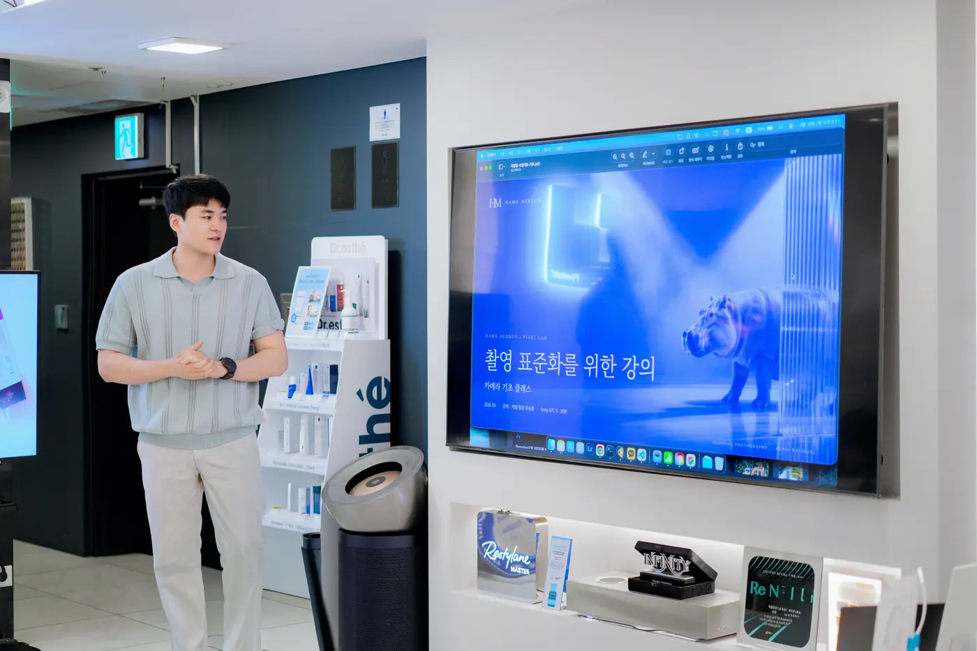 고객사 병원에서 진행한 촬영 표준화 강의 현장 — 화면 앞에서 설명하는 강사